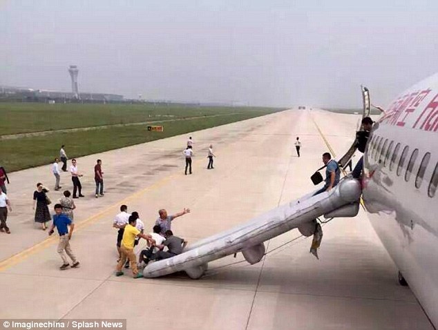 Airplane evacuation slide